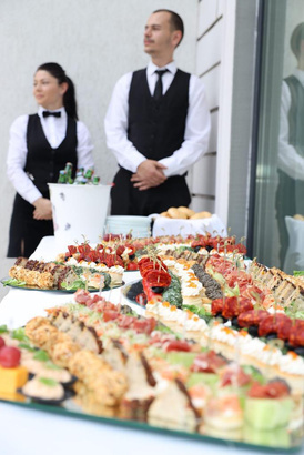 Echipa de servire și bufet cu aperitive la Conacul din Livadă