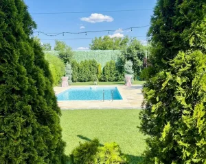 Grădina Conacului din Livadă și piscina în aer liber