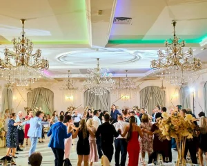 Invitați pe ringul de dans în salonul Conacului din Livadă