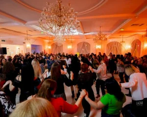 Atmosferă de petrecere în salonul luminat festiv
