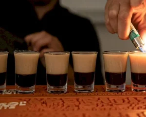 Cocktail bar cu shoturi flambate